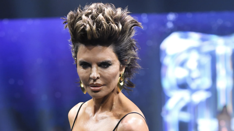 Lisa Rinna décroche un nouveau travail après &lsquo;RHOBH&rsquo; et les fans veulent qu&rsquo;elle soit virée !