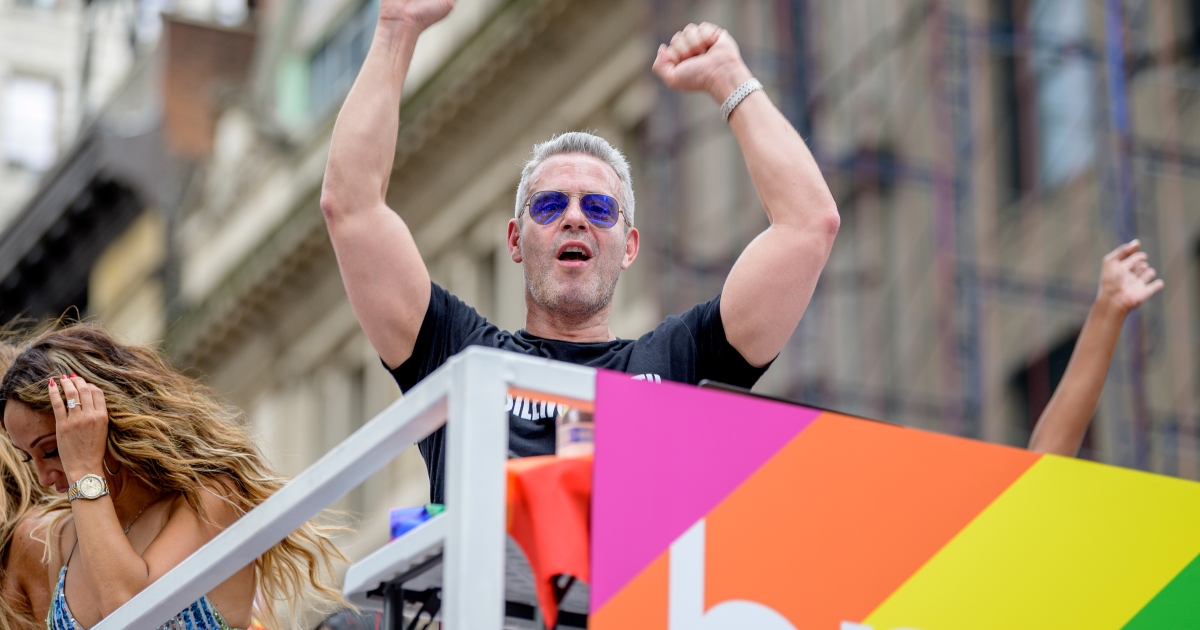 Andy Cohen défendu par les fans après que la vidéo Pride soit devenue virale