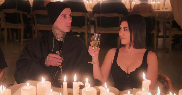 Kourtney Kardashian ajoute légalement Barker à son nom de famille