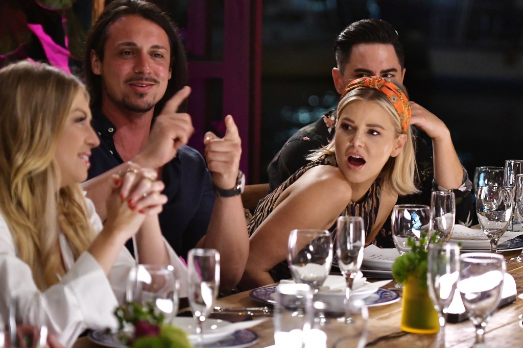 Acteurs de la saison 8 de Vanderpump RulesStassi Schroeder, Peter Madrigal, Ariana Madix et Tom Sandoval au dîner
