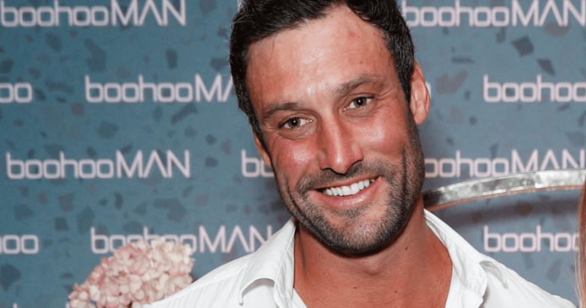 La star de Bachelorette, Charlie Newling, décède à 36 ans après que sa voiture ait plongé d'une falaise