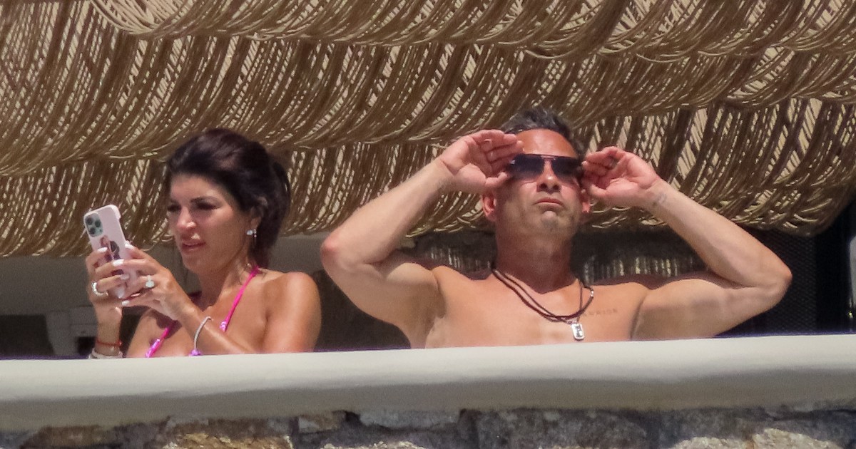 Luis Ruelas, des vraies femmes au foyer du New Jersey, hué lors d'un match de softball caritatif