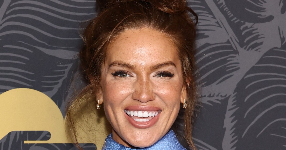 Brynn Whitfield discute d'échecs avec de jeunes écoliers