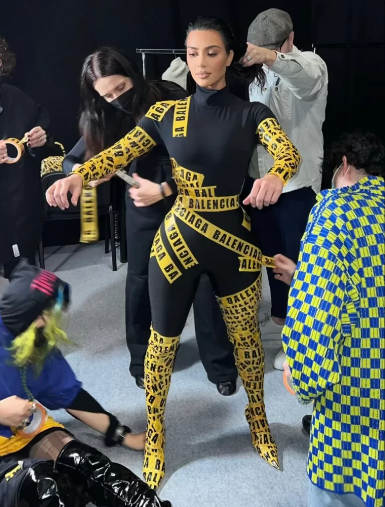 Kim Kardashian reprend son travail pour Balenciaga au milieu du scandale Child P*rn