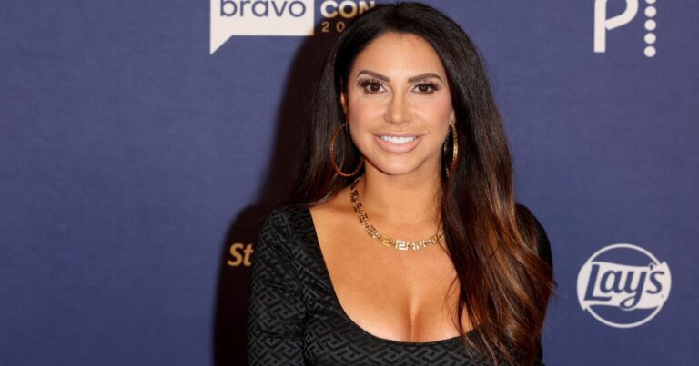 Les fans de RHONJ demandent le licenciement de Jennifer Aydin après avoir humilié son corps à BravoCon