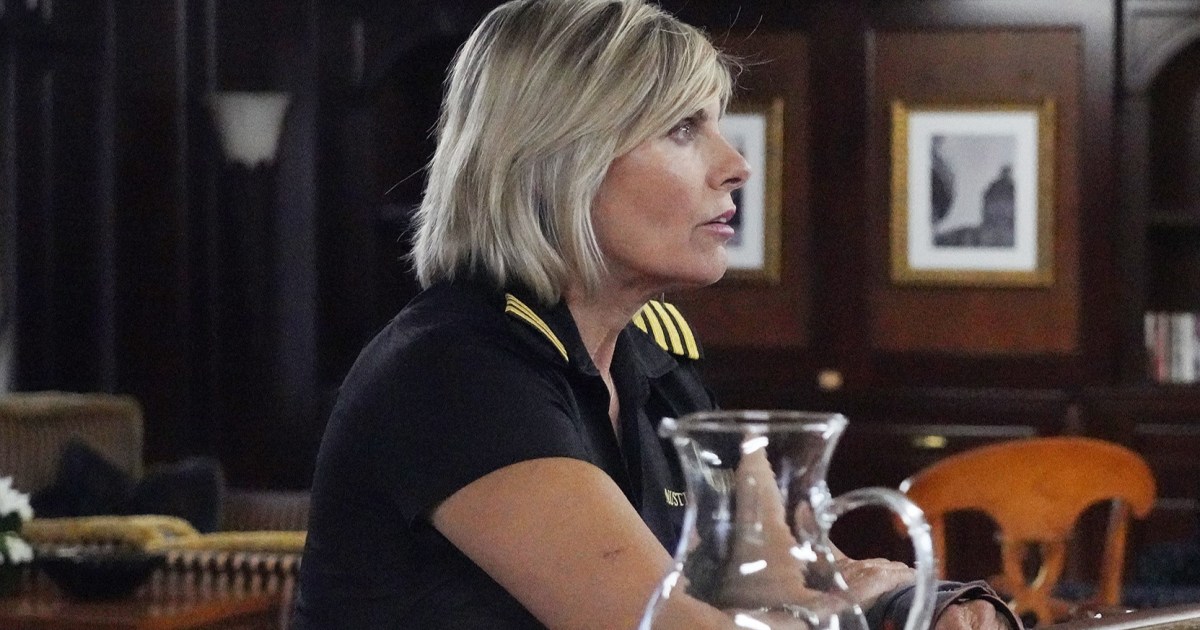 Aperçu sous le pont Med : Max dit au capitaine Sandy qu'il pourrait démissionner