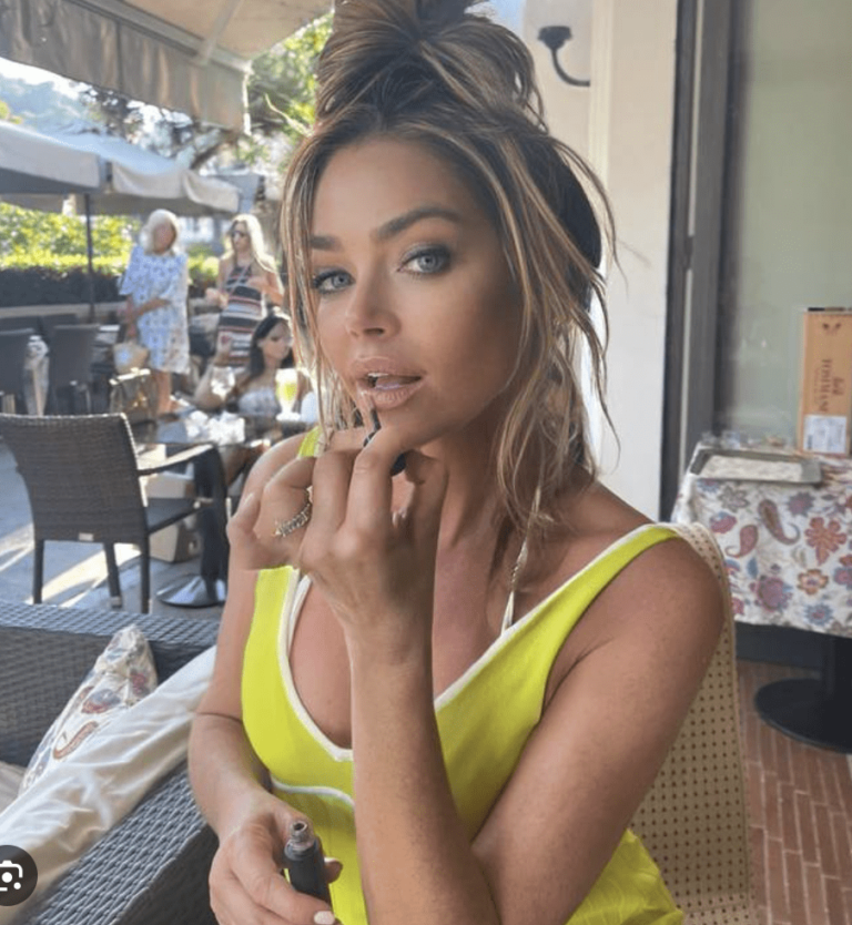 Combien Denise Richards fait du strip-tease sur OnlyFans