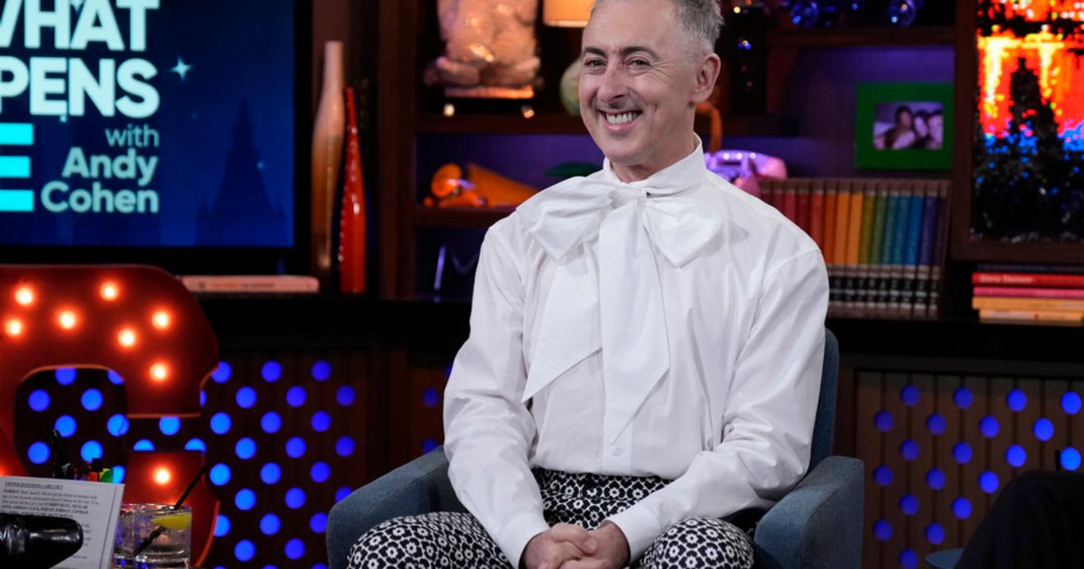 Alan Cumming taquine Phaedra et la querelle des traîtres Parvati dans la saison 2