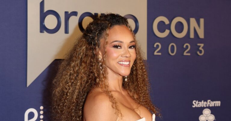 Ashley Darby révèle qu&rsquo;elle s&rsquo;amuse avec les femmes alors qu&rsquo;elle est célibataire