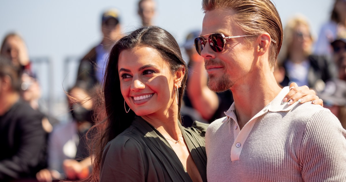 Derek Hough est « impressionné » par Hayley Erbert au milieu de sa convalescence après une craniectomie