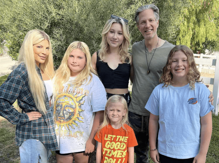 La fille adolescente de Tori Spelling est intimidée parce que sa famille est SANS-ABRI !