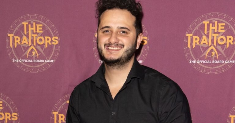 La star des traîtres volée et menacée avec un couteau