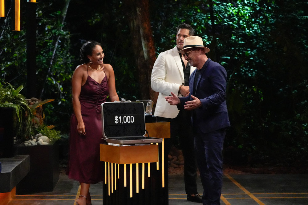 Jordan Fowler, vainqueur de Deal or No Deal Island, avec l'animateur Joe Manganiello et le banquier Howie Mandel lors de la finale