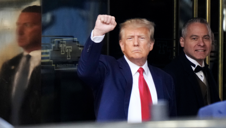 Les médias sociaux théorisent que les services secrets ont orchestré la tentative d'assassinat du président Trump !