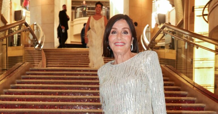 Kathy Swarts jette de l'ombre sur Gerry Turner et Theresa Nist du Golden Bachelor