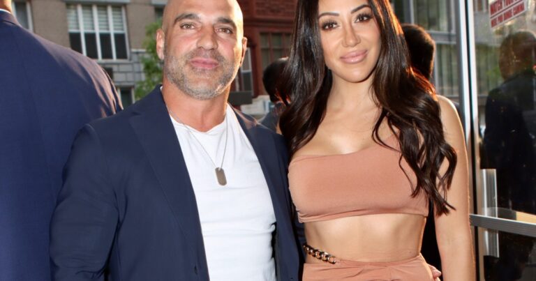 Melissa Gorga réagit en « tournant » en voyant Joe Giudice