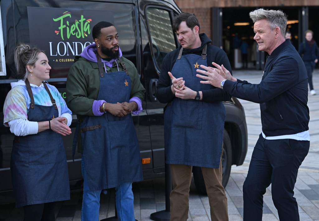 Gordon Ramsay avec quelques membres de son équipe lors de la saison 2 de Food Stars