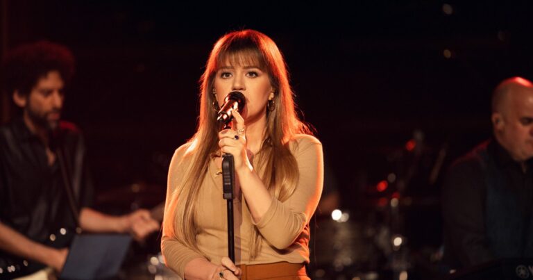 Kelly Clarkson fond pendant la session Bon Jovi Kellyoke