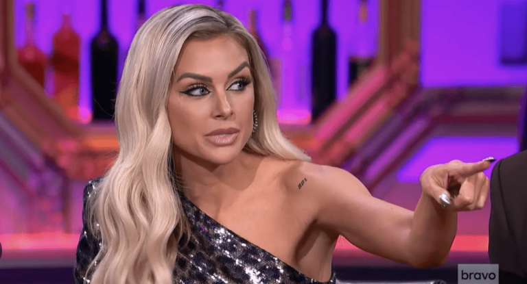 Lala Kent BLASTS les fans de « Vanderpump Rules » affirmant qu'elle n'avait AUCUN scénario dans la saison 11 !