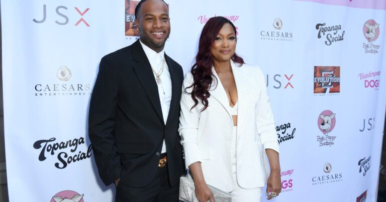 Oliver Saunders attend un enfant avec sa petite amie