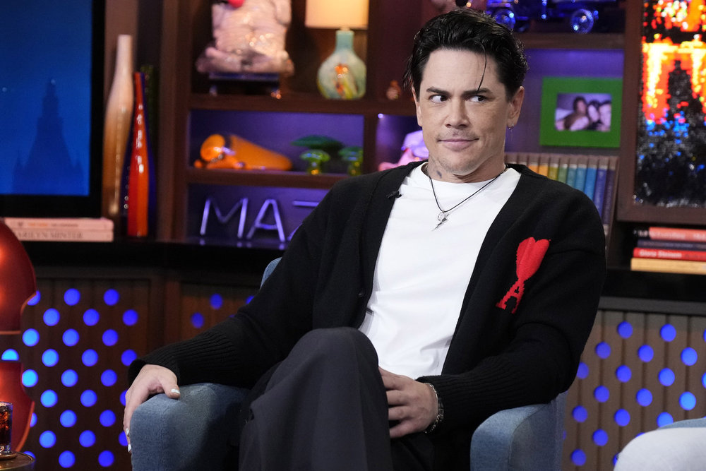 Tom Sandoval a l'air suspect dans Watch What Happens Live.