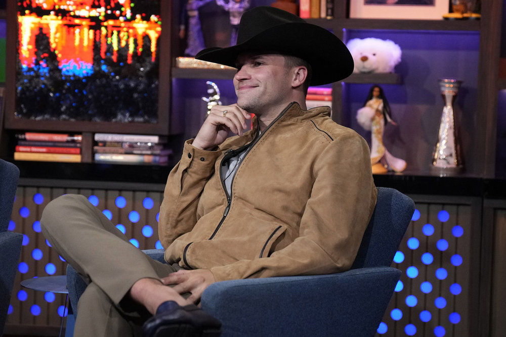 Tom Schwartz avec un chapeau de cow-boy sur WWHL.