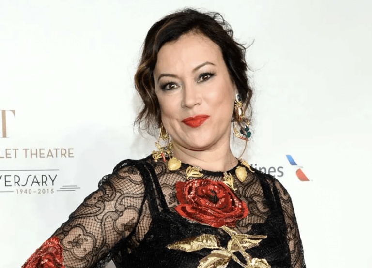 Jennifer Tilly, nouvelle recrue de « RHOBH », révèle que le tournage est « fou » et « plus effrayant que Chucky »