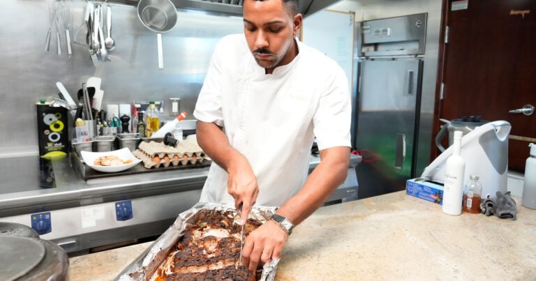 Johnathan Shillingford de Below Deck Med évalue l'équipe de l'intérieur