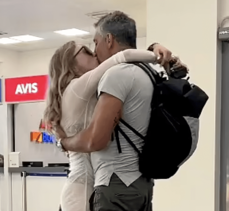 Mauricio Umansky aperçu en train d'embrasser une mystérieuse femme blonde à l'aéroport !