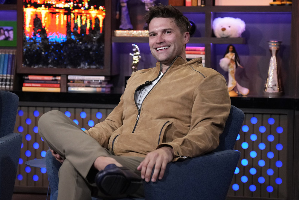 Tom Schwartz sur WWHL portant du bronzage.