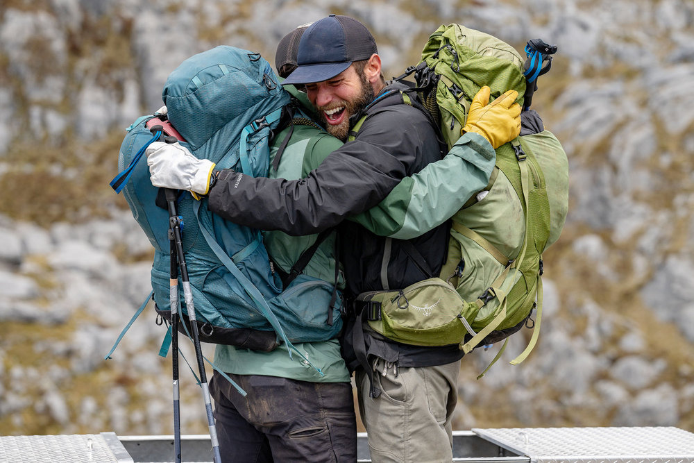 Ethan et Tyrie se font un câlin pendant la finale de Race to Survive : Nouvelle-Zélande