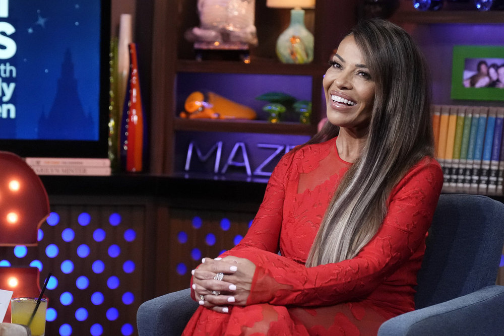 Dolores Catania en robe rouge sur WWHL.