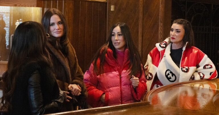 Angie Katsanevas se bat contre Lisa Barlow et Meredith Marks sur les réseaux sociaux