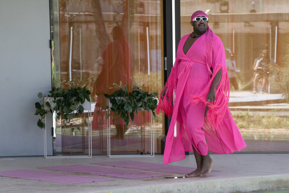 Dillian Frelow dans un caftan rose fluide sur The Anonymous