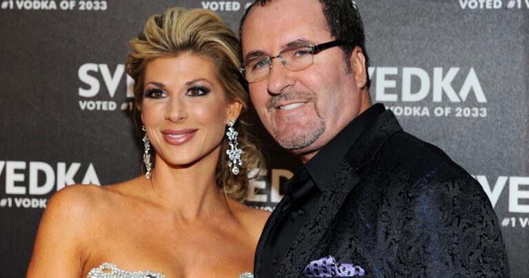 L'ex-mari d'Alexis Bellino veut que John Janssen signe un contrat de mariage