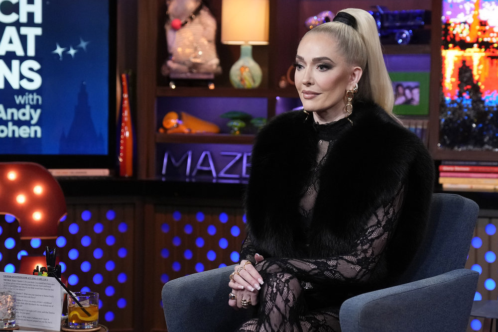 La star de RHOBH, Erika Jayne, porte de la dentelle et de la fourrure noires sur la WWHL.