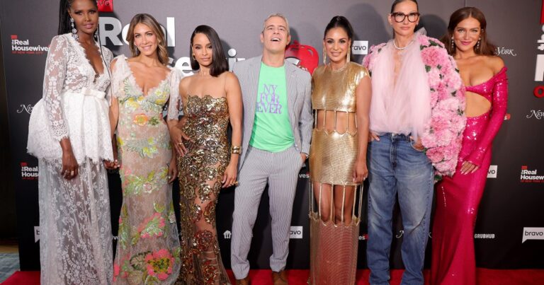 Andy Cohen debout près du redémarrage de RHONY au milieu des réactions négatives