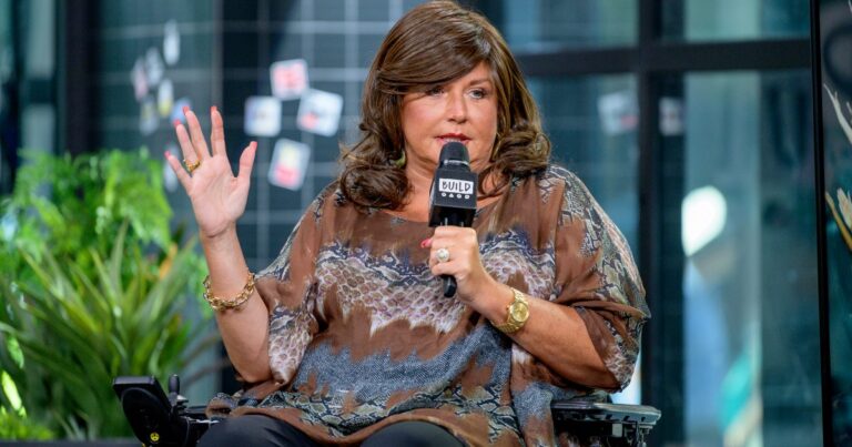 Abby Lee Miller affirme que le producteur lui a fait pousser un faux chien