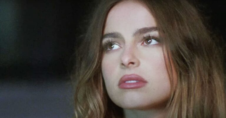 Addison Rae fait une déclaration audacieuse avec sa robe en forme de tablier au LA Car Wash