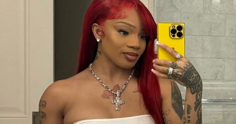 Le haut de soutien-gorge et le micro short bordés de fourrure de Glorilla sont codés comme le Père Noël