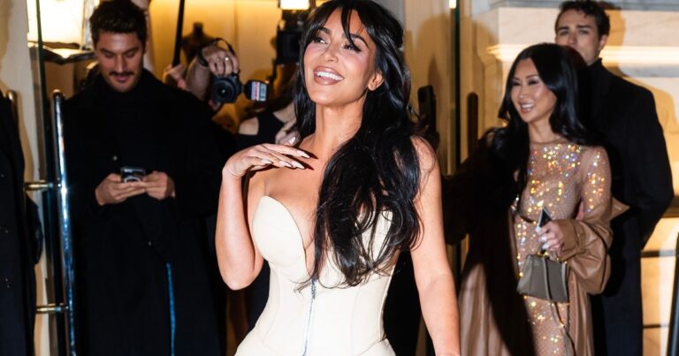 Les nouvelles photos de Kim Kardashian prouvent qu'elle connaît les décolletés plongeants