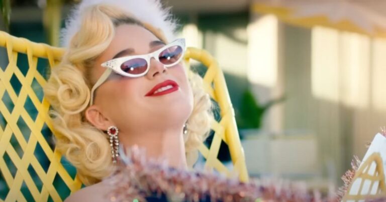 Les nouvelles photos sensuelles de Katy Perry parlent de tenue de vacances « coquine »
