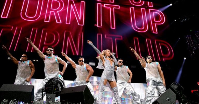 Paris Hilton se produit au iHeart Jingle Ball 2024 dans une robe argentée accrocheuse
