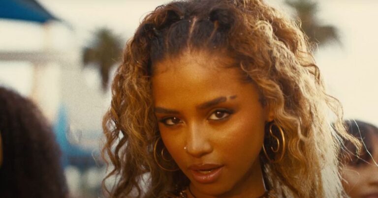 Tyla fait monter la température en bralette et minijupe aux Billboard Music Awards 2024