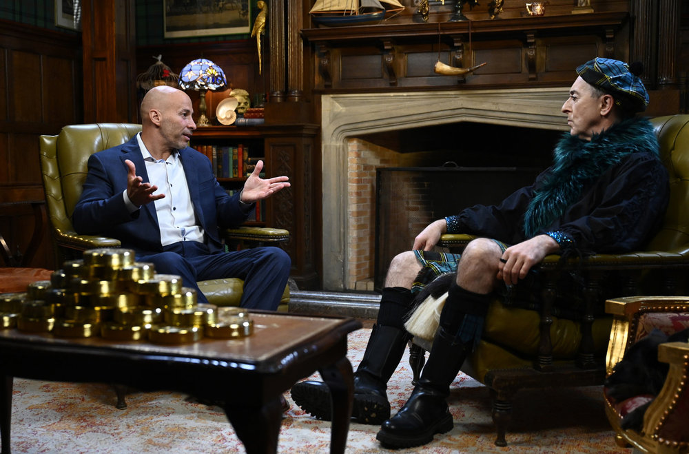 Tony Vlachos et Alan Cumming Les traîtres