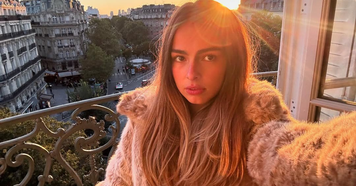 Addison Rae devient audacieux dans une veste et une jupe de fourrure courte avec une fente risquée