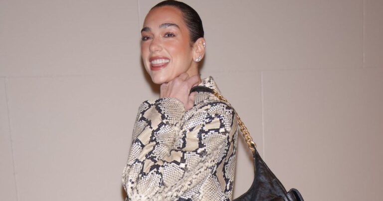 Dua Lipa fait de la mode d'hiver à New York en manteau blanc surdimensionné