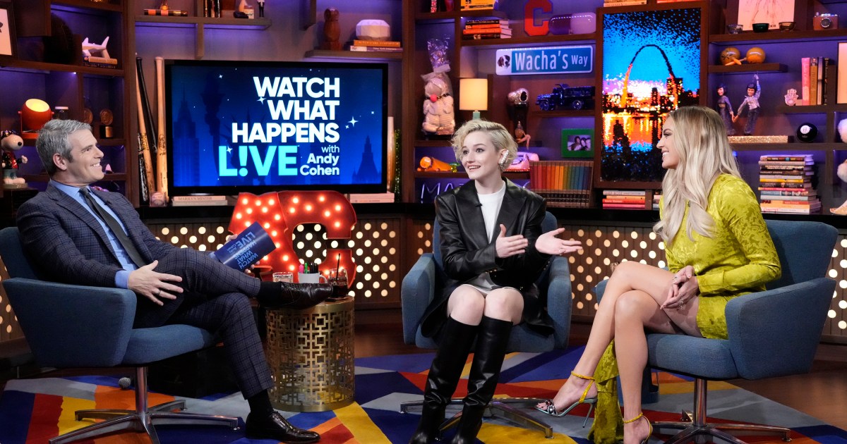 Julia Garner impressionne Andy Cohen avec Lisa Barlow impression