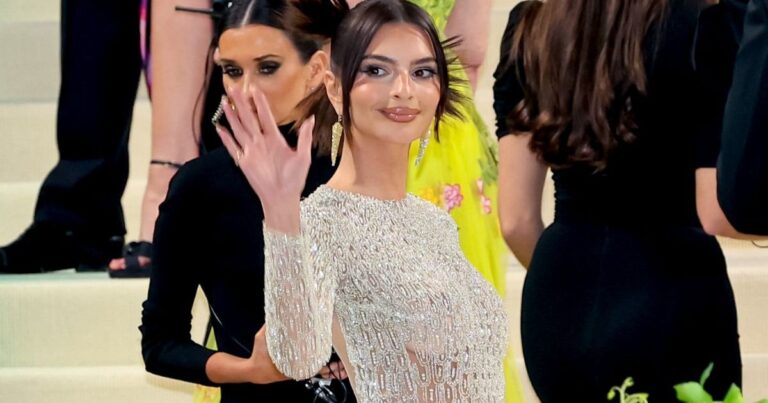Les looks du tapis rouge d'Emily Ratajkowski en 2024 étaient entièrement axés sur les décolletés plongeants et les coupes transparentes