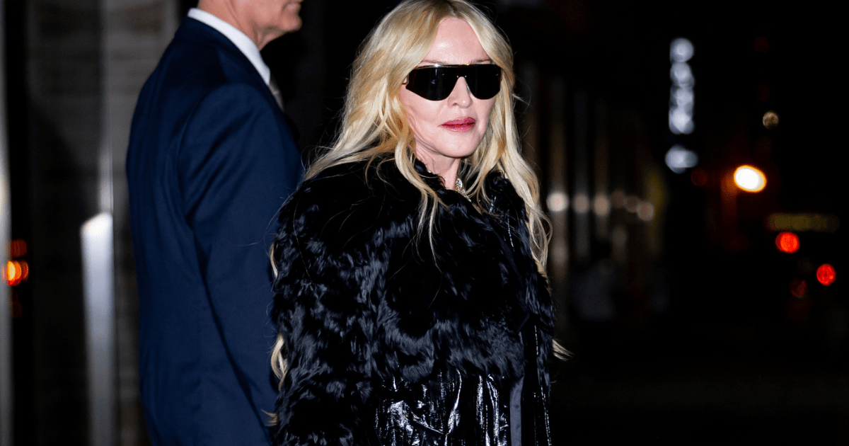 Madonna berce un ajustement noir avec un détail sur les nouvelles photos
